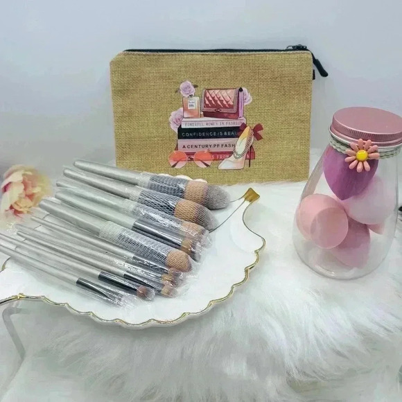 Makeup Tools Bundle with makeup pouch - Picture 1 of 6